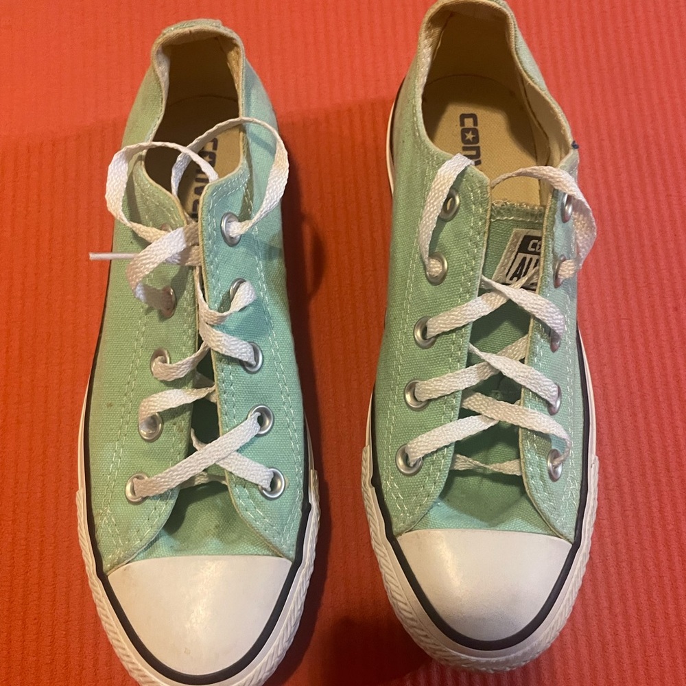 Converse size 6 in woman’s no box used